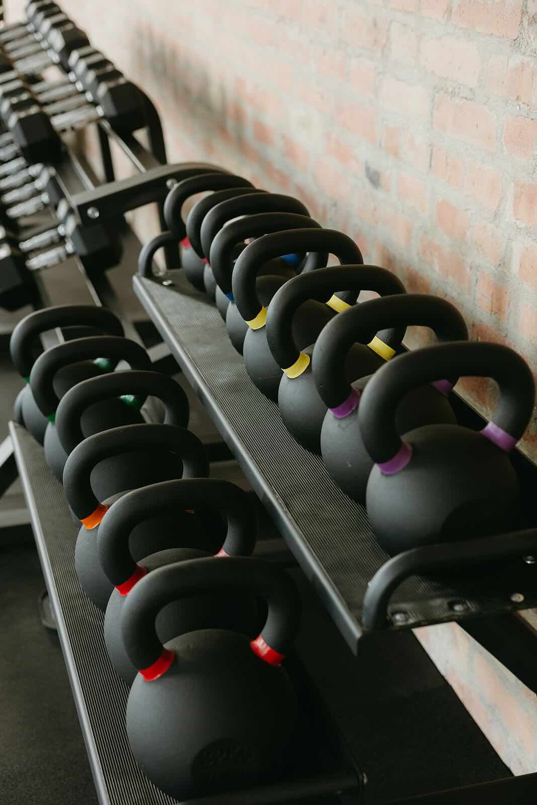 Spēka treniņu aprīkojums The FIT Club studijā Rīgā